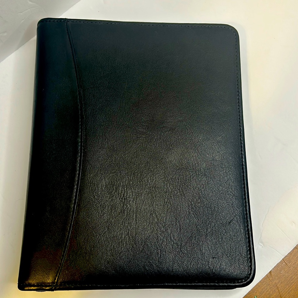 Franklin Quest Leather Planner 
11”x8.5”x2”. Very good condition 7 ring binder